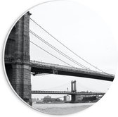 PVC Schuimplaat Muurcirkel - Grote Brug over het Water (Zwart-wit) - 20x20 cm Foto op Muurcirkel (met ophangsysteem)