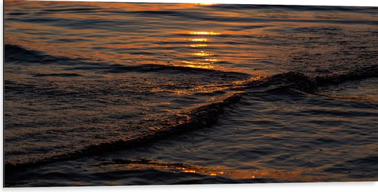 Dibond - Zonnestralen op het Wateroppervlak bij Golvende Golven - 100x50 cm Foto op Aluminium (Wanddecoratie van metaal)