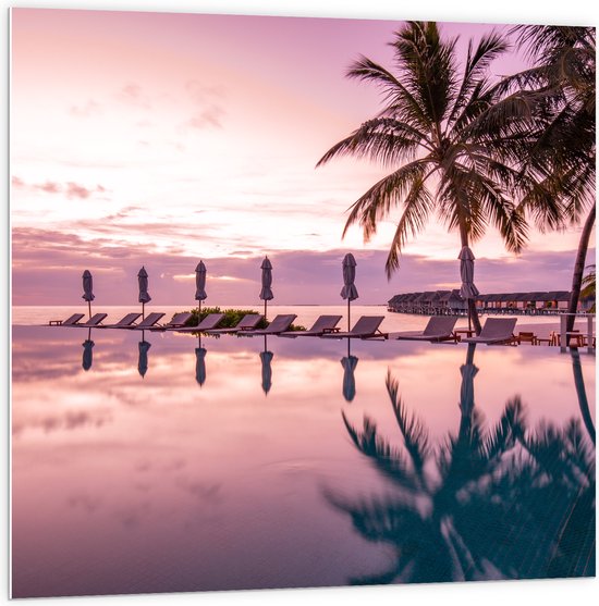 PVC Schuimplaat- Luxe Resort met Strandbedjes met Palmbomen - 100x100 cm Foto op PVC Schuimplaat