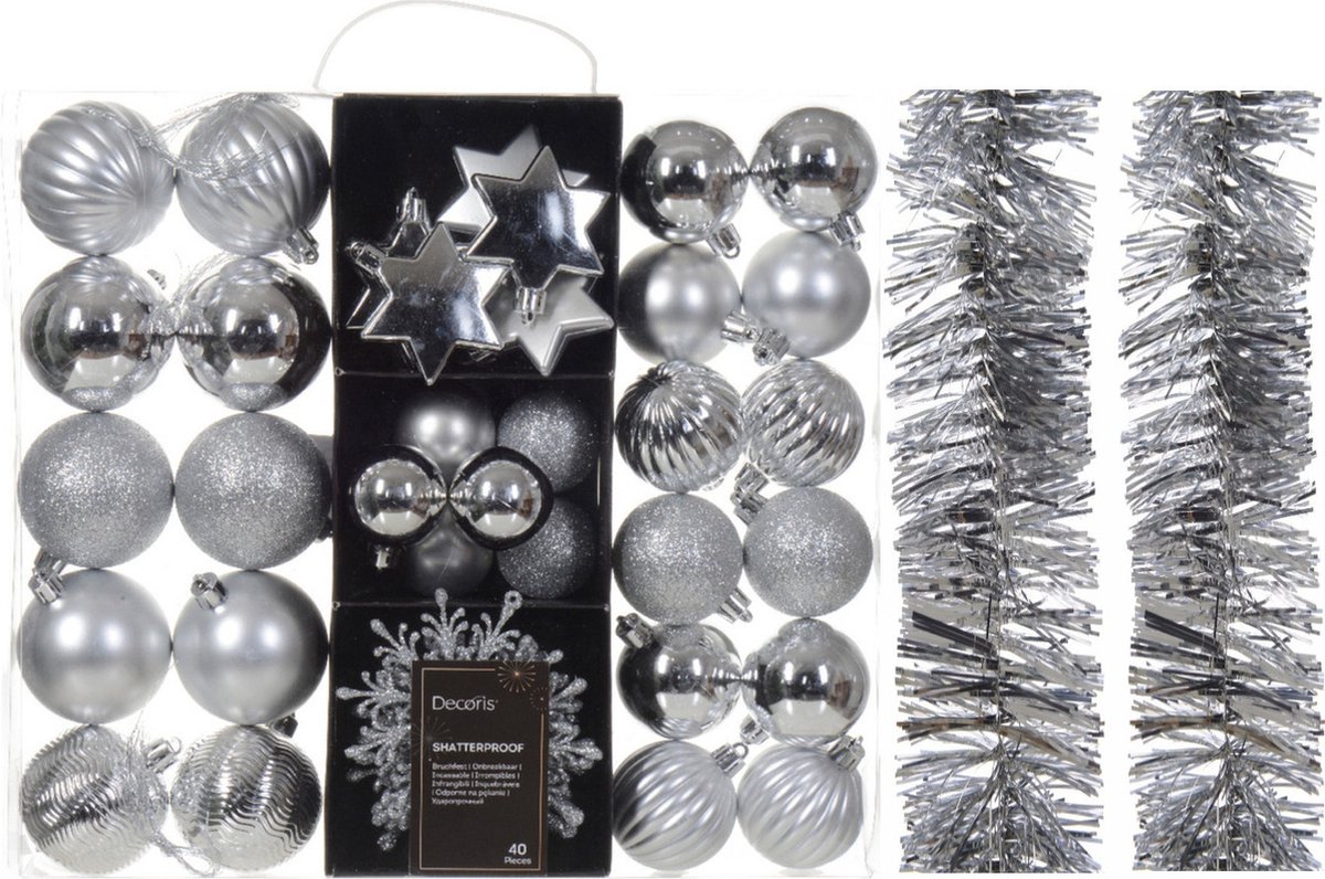 Kerstversiering set in zilver met kerstballen, ornamenten en folie slingers van kunststof.
