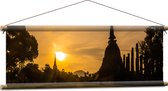 Textielposter - Zonnestralen over Tempels aan het Water in Thailand - 90x30 cm Foto op Textiel