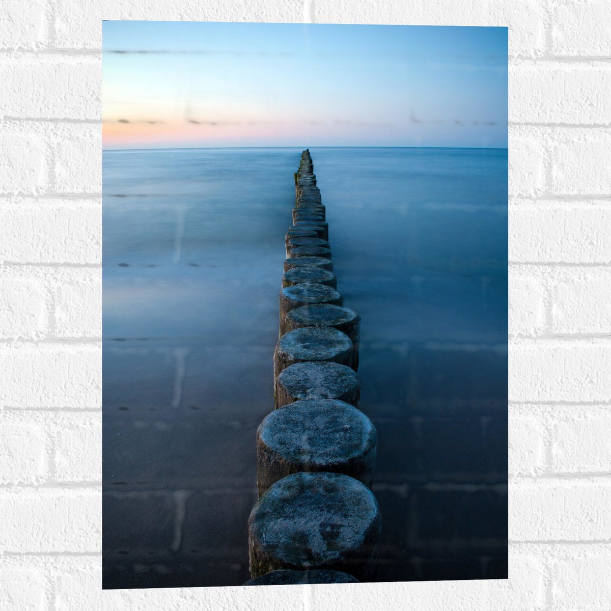 Muursticker - Strand - Zand - Zee - Palen - Hout - 40x60 cm Foto op Muursticker