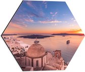 Dibond Hexagon - Uitzicht op Griekse Kustplaats Santorini - 40x34.8 cm Foto op Hexagon (Met Ophangsysteem)