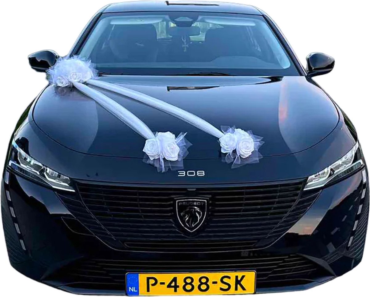 AUTODECO.NL - Leonie Auto Versiering Bruiloft - Trouwauto Decoratie Wit tule met ronde witte bloemstuk - Autodecoratie - Witte Rozen & Tule - Motorkap Versiering - Autobloemstuk Bruiloft - Bloemen op de Auto - Bloemen op de Motorkap - Trouwerij - H