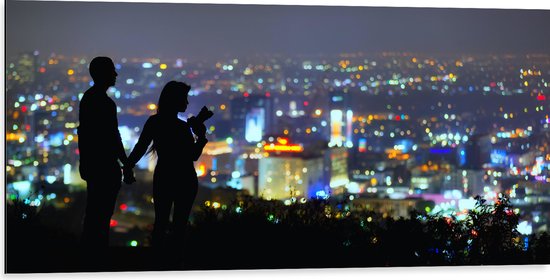 Dibond - Stel - Personen - Planten - Stad - Gebouwen - Lichtjes - 100x50 cm Foto op Aluminium (Wanddecoratie van metaal)