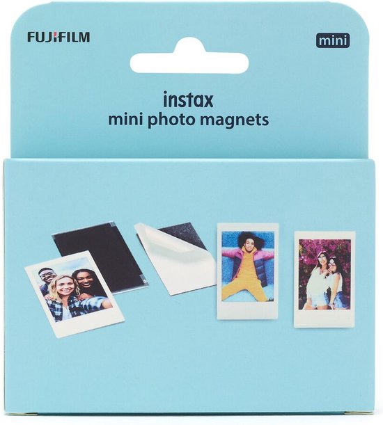 Doosje met Fujifilm Instax mini fotomagneten. Drie voorbeelden van magneten met foto's: een groep vrienden, een meisje in een gele outfit en twee vrouwen.