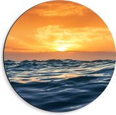Dibond Muurcirkel - Golvende Golven bij Zonsondergang - 40x40 cm Foto op Aluminium Muurcirkel (met ophangsysteem)