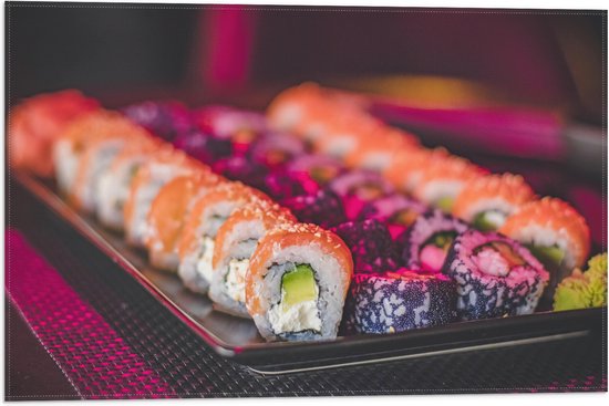 Vlag - Schaal Vol met Verschillende Smaken Sushi in Paars Licht - 60x40 cm Foto op Polyester Vlag