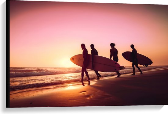 Canvas - Groep Surfers op Weg naar de Zee tijdens Zonsondergang - 90x60 cm Foto op Canvas Schilderij (Wanddecoratie op Canvas)