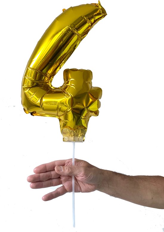 Gouden cijferballon '4' op een stokje, vastgehouden door een hand.