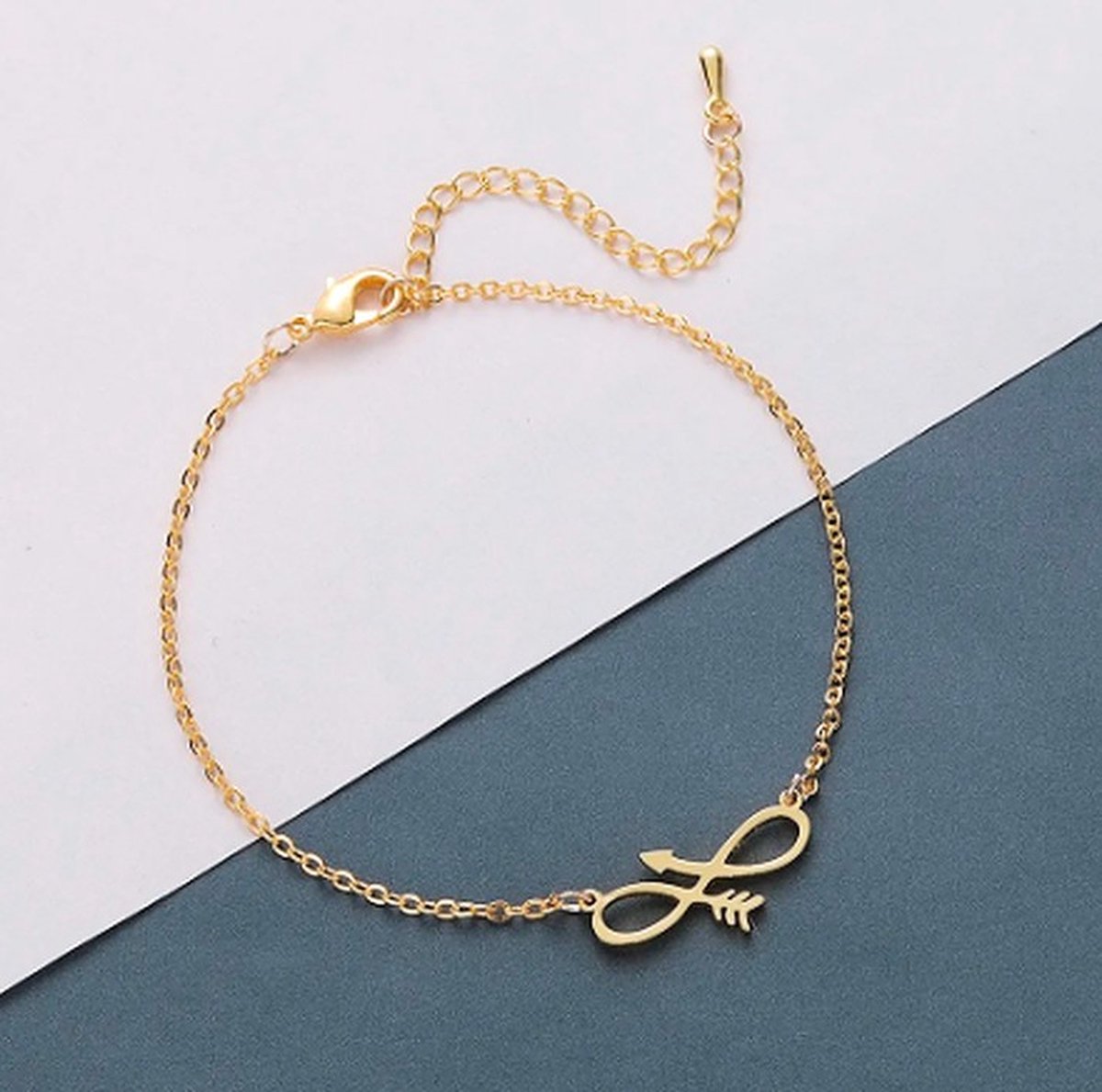 TVR-Wares® | Premium Infinity pijl armband goud | Klemsluiting | Verstelbare maat