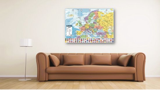 Educatieve poster van Europa met hoofdsteden, landen en vlaggen, boven een bruine leren bank.