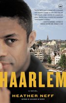 Boek 'Haarlem' van Heather Neff, met een close-up van een man en op de achtergrond een stad met gebouwen en een kerktoren.