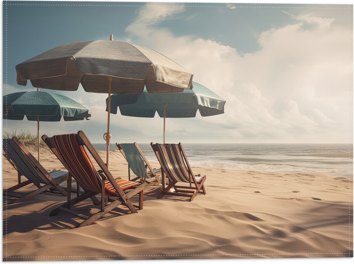 Vlag - Strandstoelen en Parasols op het Strand op Bewolkte Dag - 40x30 cm Foto op Polyester Vlag
