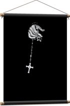 Textielposter - Kruis aan Zilveren Ketting in Hand tegen Zwarte Achtergrond - 60x80 cm Foto op Textiel