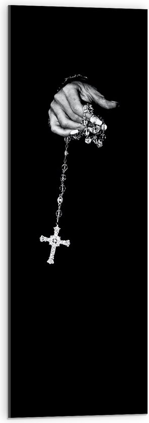 Acrylglas - Kruis aan Zilveren Ketting in Hand tegen Zwarte Achtergrond - 30x90 cm Foto op Acrylglas (Wanddecoratie op Acrylaat)