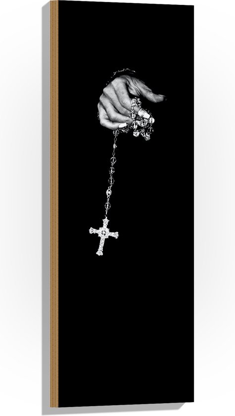 Hout - Kruis aan Zilveren Ketting in Hand tegen Zwarte Achtergrond - 30x90 cm - 9 mm dik - Foto op Hout (Met Ophangsysteem)