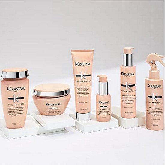 Un ensemble de produits Kérastase Curl Manifesto, y compris des shampooings, des crèmes et des sprays.