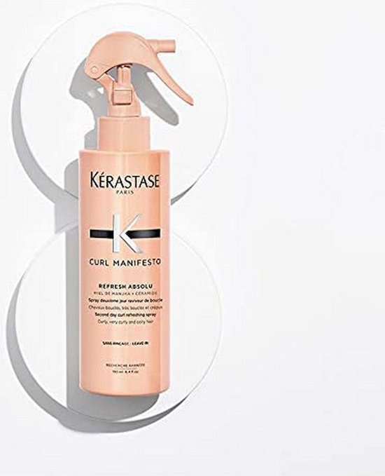 Flacon de spray Kérastase Curl Manifesto Refresh Absolu sur fond blanc minimaliste avec des cercles.
