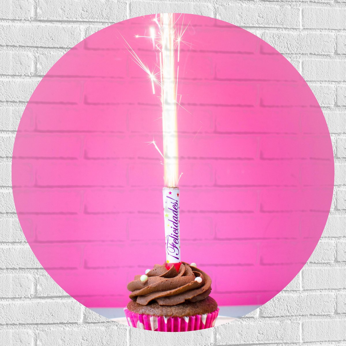Muursticker Cirkel - Verjaardagscupcake met Chocolade Topping en Fontein - 90x90 cm Foto o