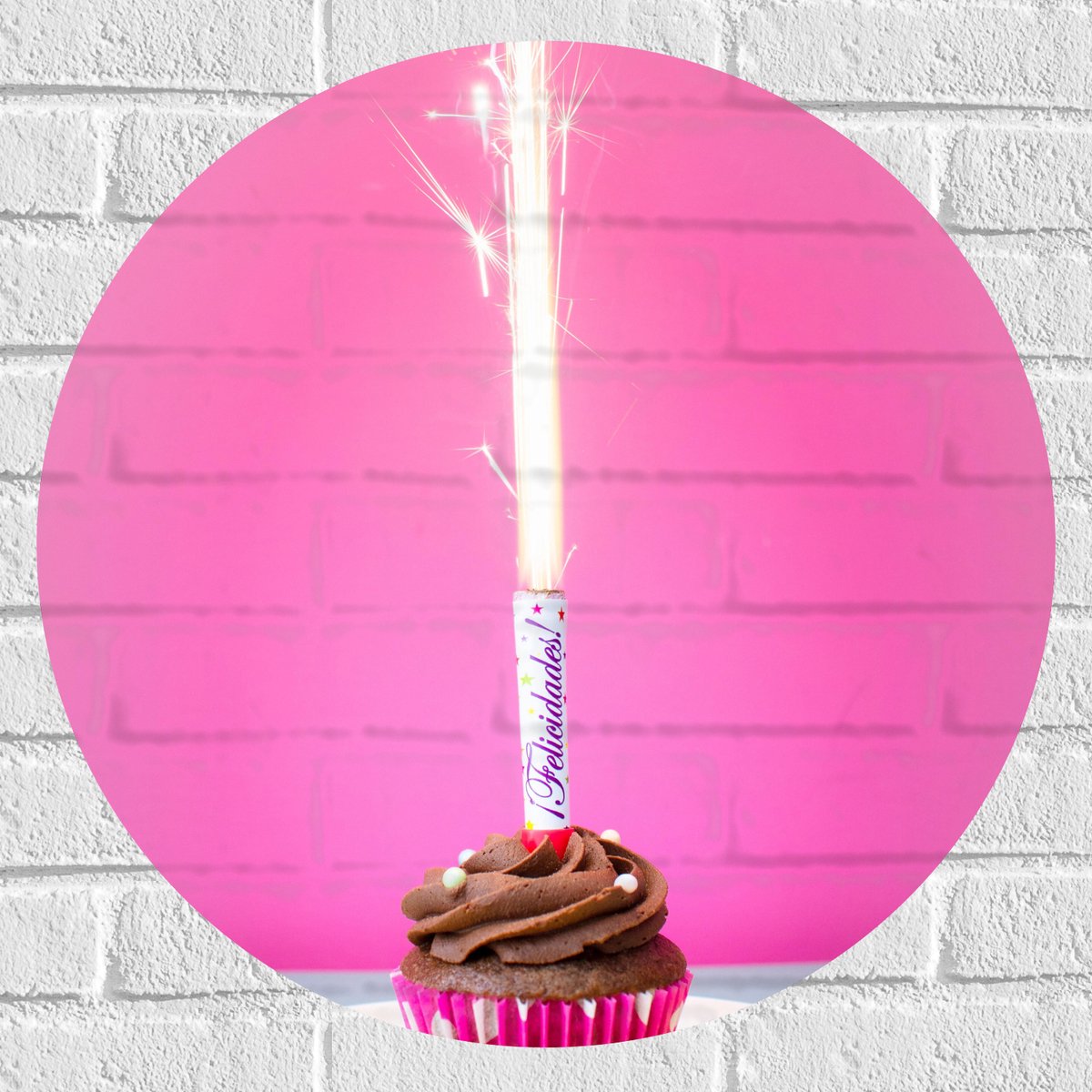 Muursticker Cirkel - Verjaardagscupcake met Chocolade Topping en Fontein - 60x60 cm Foto o