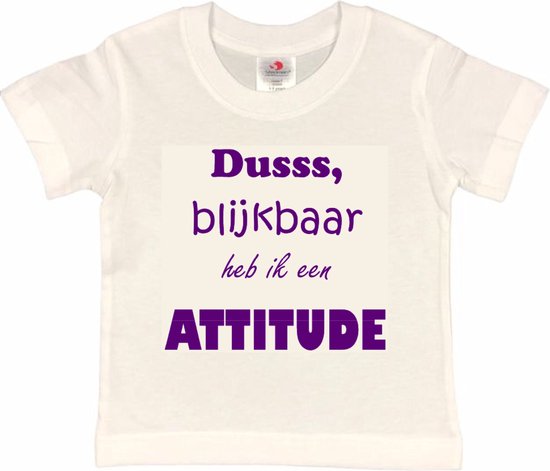T-shirt Kinderen "Dusss, blijkbaar heb ik een ATTITUDE" | korte mouw | Wit/paars | maat 134/140