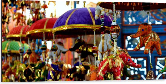 Dibond - Traditionele Olifantjes aan Lampionnen op Buitenlandse Diwali Markt - 100x50 cm Foto op Aluminium (Wanddecoratie van metaal)