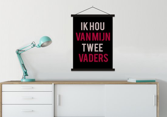 Posterhanger incl. Poster 90x120 cm - Schoolplaat - Quotes - Ik hou van mijn twee vaders - Papa - Spreuken - Textielposter - Zwarte latten - Vaderdag cadeau - Geschenk - Cadeautje voor hem - Tip - Mannen