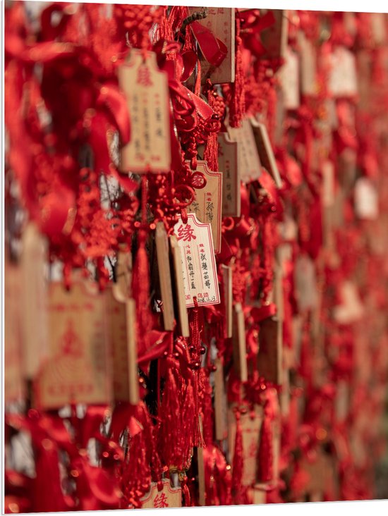PVC Schuimplaat- Rode Sleutelhangers met Chinese Tekens aan een Muur - 75x100 cm Foto op PVC Schuimplaat