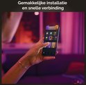Hand houdt smartphone vast met Philips Hue app. Gemakkelijke installatie en snelle verbinding.