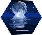 PVC Schuimplaat Hexagon - Maan tijdens Heldere Nacht Rustend op het Wateroppervlak - 40x34.8 cm Foto op Hexagon (Met Ophangsysteem)