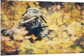 Vlag - Liggende Soldaat in het Bos met Geweer - 120x80 cm Foto op Polyester Vlag