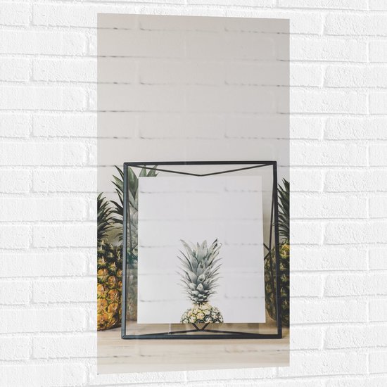 Muursticker - Lijst met Ananas en Ananassen ernaast - 50x100 cm Foto op Muursticker