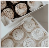 PVC Schuimplaat - Cupcakes in Doosjes met Witte Botercrème - 50x50 cm Foto op PVC Schuimplaat (Met Ophangsysteem)