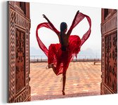 Wanddecoratie Metaal - Aluminium Schilderij Industrieel - Taj Mahal - Dansen - Vrouw - Rood - 180x120 cm - Dibond - Foto op aluminium - Industriële muurdecoratie - Voor de woonkamer/slaapkamer
