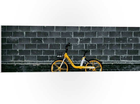 PVC Schuimplaat - Gele Fiets Geparkeerd tegen Stenen Muur - 90x30 cm Foto op PVC Schuimplaat (Met Ophangsysteem)