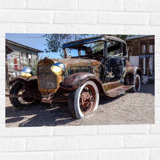 Muursticker - Oude Verroeste Auto - 75x50 cm Foto op Muursticker