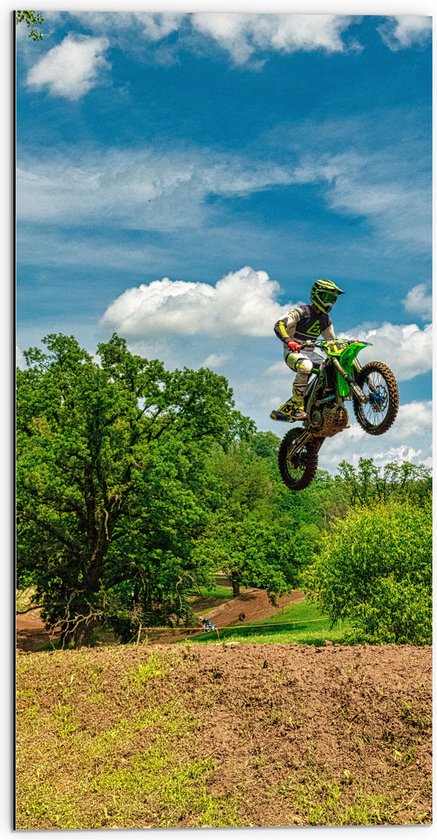 Dibond - Groene Motorcrosser op Parcours in de Bossen - 50x100 cm Foto op Aluminium (Wanddecoratie van metaal)