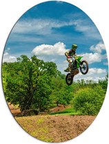 Dibond Ovaal - Groene Motorcrosser op Parcours in de Bossen - 72x96 cm Foto op Ovaal (Met Ophangsysteem)
