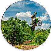 Dibond Muurcirkel - Groene Motorcrosser op Parcours in de Bossen - 30x30 cm Foto op Aluminium Muurcirkel (met ophangsysteem)