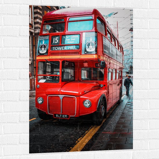 Muursticker - Traditionele Rode Toeristenbus door de Straten van Londen - 70x105 cm Foto op Muursticker