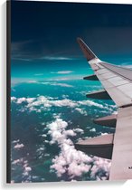 Canvas - Vleugel van Passagiersvliegtuig Vliegend Boven Schapenwolken - 60x90 cm Foto op Canvas Schilderij (Wanddecoratie op Canvas)