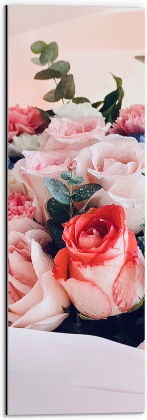 Dibond - Boeket van Rode, Roze en Blauwe Bloemen - 20x60 cm Foto op Aluminium (Met Ophangsysteem)