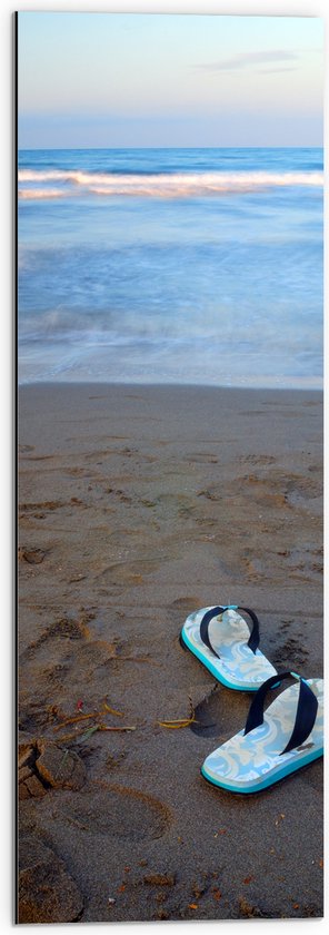 Dibond - Blauw met Witte Zomerse Slippers op het Strand - 30x90 cm Foto op Aluminium (Wanddecoratie van metaal)