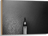 Hout - Bovenaanzicht van Houten Boot Varend over het Water (Zwart- wit) - 80x60 cm - 9 mm dik - Foto op Hout (Met Ophangsysteem)