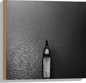 Hout - Bovenaanzicht van Houten Boot Varend over het Water (Zwart- wit) - 50x50 cm - 9 mm dik - Foto op Hout (Met Ophangsysteem)