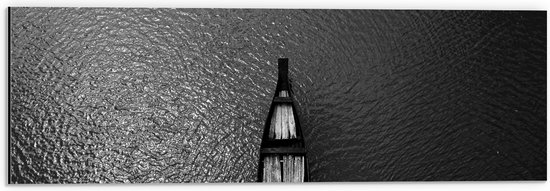 Dibond - Bovenaanzicht van Houten Boot Varend over het Water (Zwart- wit) - 60x20 cm Foto op Aluminium (Met Ophangsysteem)