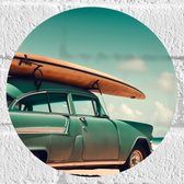Muursticker Cirkel - Houten Surfplank op Dak van Blauwe Auto geparkeerd op het Strand - 20x20 cm Foto op Muursticker