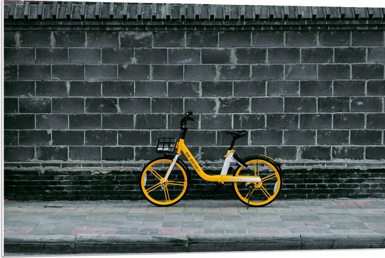 PVC Schuimplaat- Gele Fiets Geparkeerd tegen Stenen Muur - 90x60 cm Foto op PVC Schuimplaat