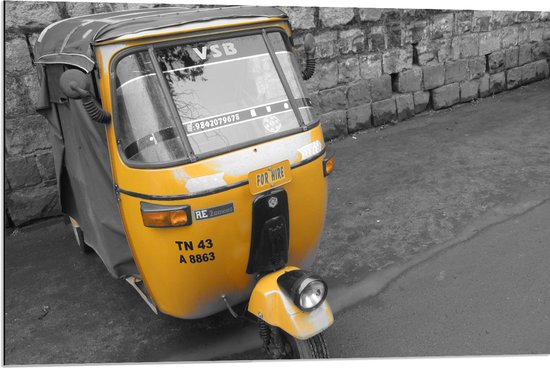 Dibond - (Deels) Gele Tuktuk Geparkeerd op Stoep (Zwart- wit) - 90x60 cm Foto op Aluminium (Wanddecoratie van metaal)